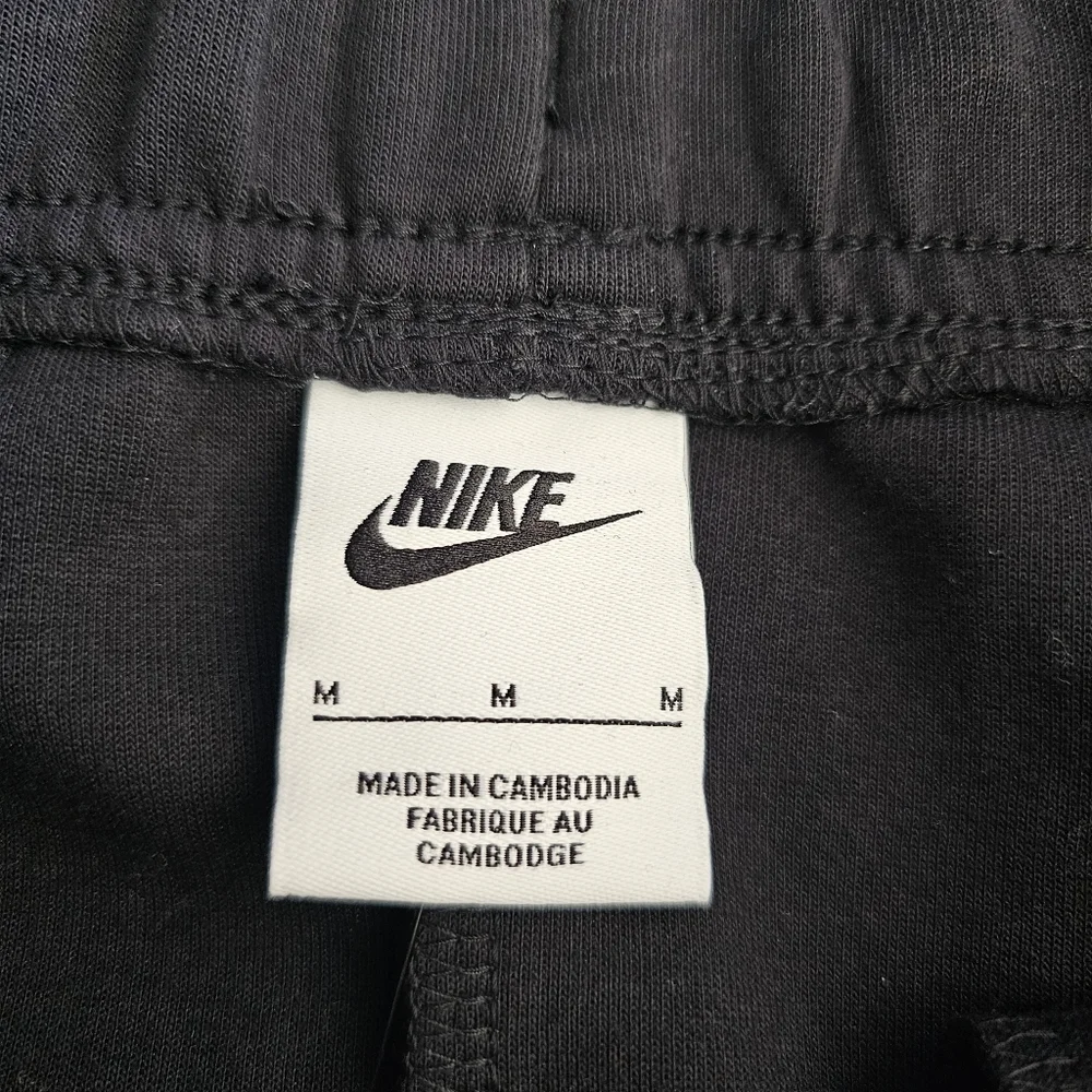 NWT Nike Men Black Slim Fit Size M Taper Leg Regular Length Joggers Sweatpants